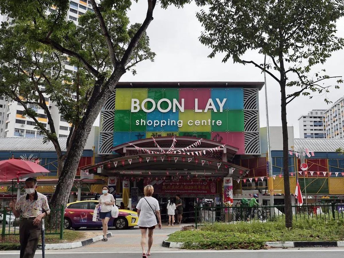 Lucerne Grand — covered walkway near Lakeside MRT